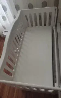 تخت کنار مادر