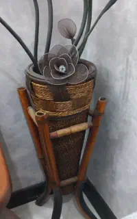 گلدان با گل مصنوعی