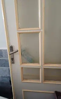 در چوبی رنگ شده قدیمی