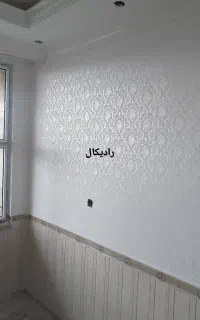 اجرای طرح کاغذ دیواری ب صورت رنگ