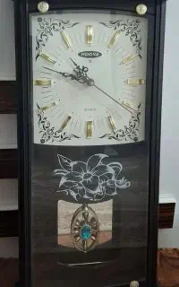 ساعت دیواری پاندول دار در حد نو