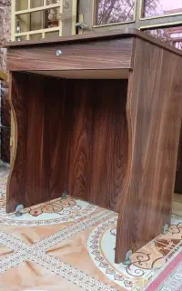 میز تحریر چوبی بارنگ قهواای در حد نو