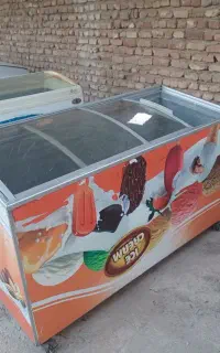 دو عدد یخچال فریزر بستنی بزرگ