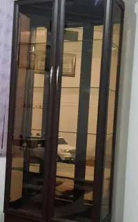 ویترین mdfشیشه ای ۵ طبقه دارای یک کشو ونور پردازی