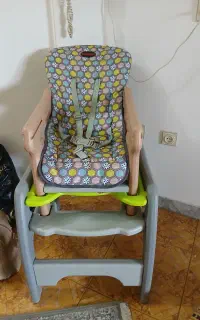 صندلی کودک همرا باپیشخوان درحد نوع