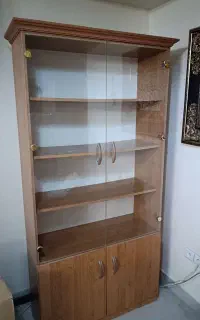 کتابخانه چوبی با در شیشه ای