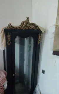 ویترین چوبی تاج دار