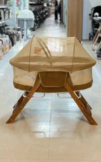 تخت کنار مادر فرحان