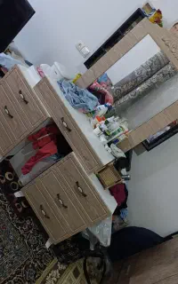 آیینه و تخت و میز بغلی