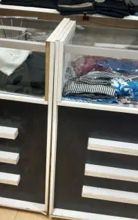 ویترین مغازه به علت جمع آوری به فروش میرسد