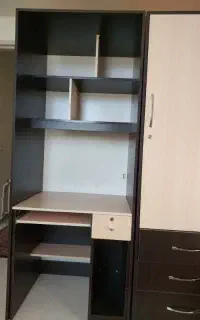 میز و کتابخانه