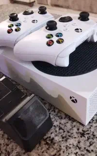 (معاوضه نداریم)xbox series s 512gb بسیار تمیز و نو
