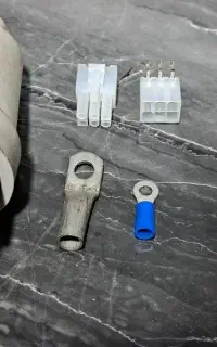 تعدادی دوشاخه و سوکت کابل برق