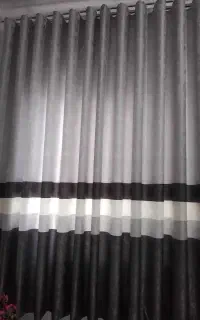 دوعدد پرده تازه دوخت شده
