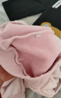 تعدادی کفش بچه گانه و لباس