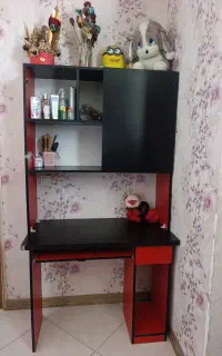 میز تحریر با کتابخانه