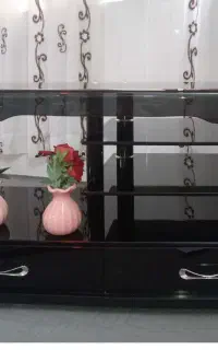 میز تلویزیون شیشه‌ای