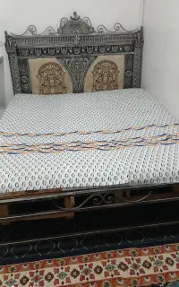 تخت  دونفره فرفورژه تمیز با کف تخت چوبی
