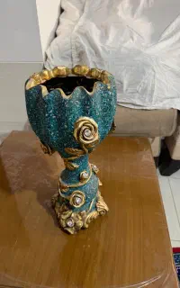یک عدد گلدان دکوری فیروزه ای