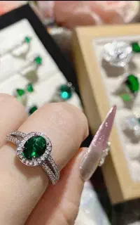انگشتر طرح جواهر با سنگ زمردی باکیفیت دور نگین