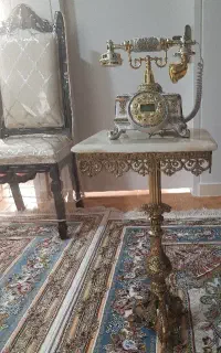 میز به همراه تلفن سلطنتی بفروش میرسد