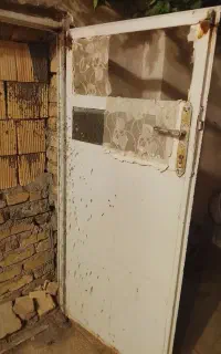 درب انباری و پنجره