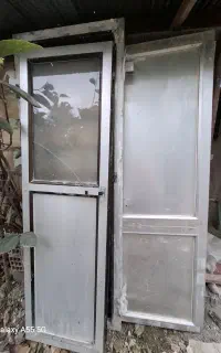 یک جفت درب آلومینیوم قدیمی با چارچوب