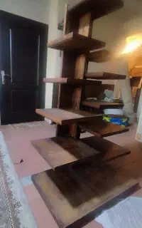 استند و ویترین تمام چوب در حد نو