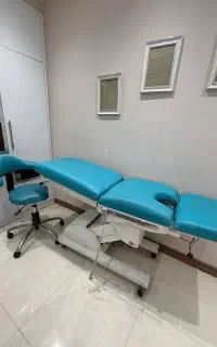 صندلی معاینه زنان دو موتوره برقی و تخت‌شو