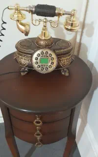 ‌تلفن  و میز