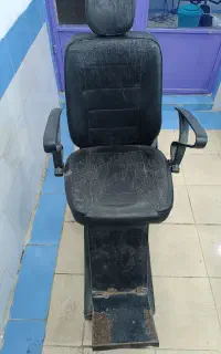 صندلی آرایشگری  یکم زدگی دارد