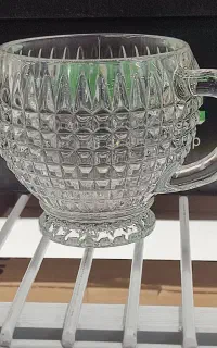 دو دست استکان و بشقاب میوه خوری. با شیرینی خوری