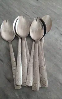 دو دست قاشق و چنگال  یک شکل نو.  هست