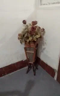 یک عدد گلدان با گل