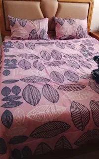 تخت به همراه یک پاتختی