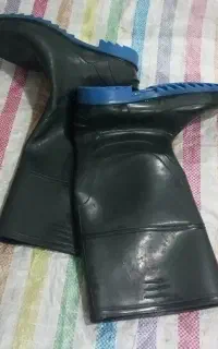 یک عدد چکمه نو