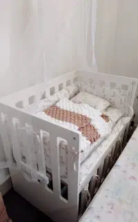 تخت گهواره کنار مادر