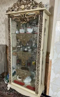 بوفه و ساعت سفید