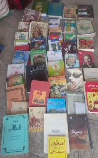 کتابهای قدیمیی تعدادی عروسک‌ها و اسباب بازی فروشی