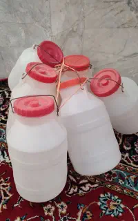 تعدادی دبه و وسیله ای دیگر