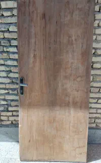 یک درب چوبی و یک درب آلمینیومی قدیمی