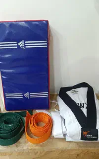 لباس تکواندو سایز 4 به همراه میت