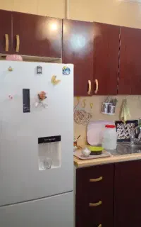 کابینت چوبی کارکرده با میز و یراق آلات