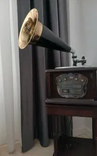 گرامافون با میز