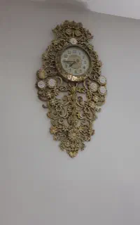 ساعت دیواری و تخت بچه