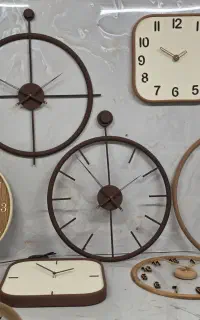 کار در منزل سنباده و رنگ کاری ساعت دیواری