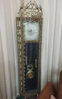 یک عدد ساعت و بوفه برنج .و تابلو