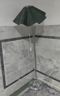 آباژور ایستاده
