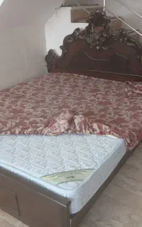 تخت بهمراه تشک و روکش تخت و روکش دوتا بالش