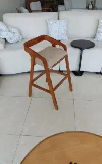 تعدادی صندلی اوپن یا همون جزیره چوب راش